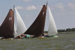 Lemmer, 4 Juli 2011
De SKS skutsjes zijn samen met de skutsjes uit de A-klasse van de IFKS ingedeeld in Klasse 1 Als fotograaf aan boord van de STRIIDBER met schipper Siebo Zijsling | uit Ijlst
Foto Peter Smulders BVâ€¨ (2-2-7)