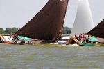 Lemmer, 4 Juli 2011
De SKS skutsjes zijn samen met de skutsjes uit de A-klasse van de IFKS ingedeeld in Klasse 1 Als fotograaf aan boord van de STRIIDBER met schipper Siebo Zijsling | uit Ijlst
Foto Peter Smulders BVâ€¨ (2-2-7)