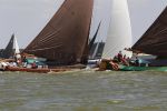 Lemmer, 4 Juli 2011
De SKS skutsjes zijn samen met de skutsjes uit de A-klasse van de IFKS ingedeeld in Klasse 1 Als fotograaf aan boord van de STRIIDBER met schipper Siebo Zijsling | uit Ijlst
Foto Peter Smulders BVâ€¨ (2-2-7)