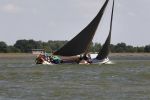 Lemmer, 4 Juli 2011
De SKS skutsjes zijn samen met de skutsjes uit de A-klasse van de IFKS ingedeeld in Klasse 1 Als fotograaf aan boord van de STRIIDBER met schipper Siebo Zijsling | uit Ijlst
Foto Peter Smulders BVâ€¨ (2-2-7)