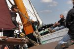 Lemmer, 4 Juli 2011
De SKS skutsjes zijn samen met de skutsjes uit de A-klasse van de IFKS ingedeeld in Klasse 1 Als fotograaf aan boord van de STRIIDBER met schipper Siebo Zijsling | uit Ijlst
Foto Peter Smulders BVâ€¨ (2-2-7)
