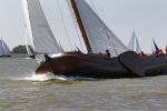 Lemmer, 4 Juli 2011
De SKS skutsjes zijn samen met de skutsjes uit de A-klasse van de IFKS ingedeeld in Klasse 1 Als fotograaf aan boord van de STRIIDBER met schipper Siebo Zijsling | uit Ijlst
Foto Peter Smulders BVâ€¨ (2-2-7)