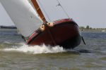 Lemmer, 4 Juli 2011
De SKS skutsjes zijn samen met de skutsjes uit de A-klasse van de IFKS ingedeeld in Klasse 1 Als fotograaf aan boord van de STRIIDBER met schipper Siebo Zijsling | uit Ijlst
Foto Peter Smulders BVâ€¨ (2-2-7)