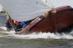 Lemmer, 4 Juli 2011
De SKS skutsjes zijn samen met de skutsjes uit de A-klasse van de IFKS ingedeeld in Klasse 1 Als fotograaf aan boord van de STRIIDBER met schipper Siebo Zijsling | uit Ijlst
Foto Peter Smulders BVâ€¨ (2-2-7)