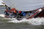 Lemmer, 4 Juli 2011
De SKS skutsjes zijn samen met de skutsjes uit de A-klasse van de IFKS ingedeeld in Klasse 1 Als fotograaf aan boord van de STRIIDBER met schipper Siebo Zijsling | uit Ijlst
Foto Peter Smulders BVâ€¨ (2-2-7)