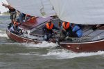 Lemmer, 4 Juli 2011
De SKS skutsjes zijn samen met de skutsjes uit de A-klasse van de IFKS ingedeeld in Klasse 1 Als fotograaf aan boord van de STRIIDBER met schipper Siebo Zijsling | uit Ijlst
Foto Peter Smulders BVâ€¨ (2-2-7)