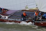Lemmer, 4 Juli 2011
De SKS skutsjes zijn samen met de skutsjes uit de A-klasse van de IFKS ingedeeld in Klasse 1 Als fotograaf aan boord van de STRIIDBER met schipper Siebo Zijsling | uit Ijlst
Foto Peter Smulders BVâ€¨ (2-2-7)