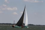 Lemmer, 4 Juli 2011
De SKS skutsjes zijn samen met de skutsjes uit de A-klasse van de IFKS ingedeeld in Klasse 1 Als fotograaf aan boord van de STRIIDBER met schipper Siebo Zijsling | uit Ijlst
Foto Peter Smulders BVâ€¨ (2-2-7)