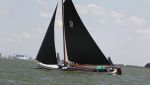 Lemmer, 4 Juli 2011
De SKS skutsjes zijn samen met de skutsjes uit de A-klasse van de IFKS ingedeeld in Klasse 1 Als fotograaf aan boord van de STRIIDBER met schipper Siebo Zijsling | uit Ijlst
Foto Peter Smulders BVâ€¨ (2-2-7)