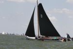 Lemmer, 4 Juli 2011
De SKS skutsjes zijn samen met de skutsjes uit de A-klasse van de IFKS ingedeeld in Klasse 1 Als fotograaf aan boord van de STRIIDBER met schipper Siebo Zijsling | uit Ijlst
Foto Peter Smulders BVâ€¨ (2-2-7)
