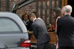 Hilversum 6 mei 2011
Begrafenis van de oma van Yolanthe Sneijder Cabau. Haar moeders broer en zussen zijn aanwezig alsmede haar man Wesley Sneijder. Yolanthe zat voor opnames in Los Angeles.
Peter Smulders bv