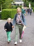 Loenen 26 mei 2011
Yvon jaspers loopt avondvierdaagse met haar dochter Keesje.
Peter Smulders bv