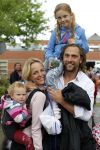Loenen aan de Vecht 7 juni 2012
Alwien Tulner met man en kinderen tijdens avondvierdaagse.
Peter Smulders bv