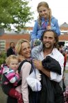 Loenen aan de Vecht 7 juni 2012
Alwien Tulner met man en kinderen tijdens avondvierdaagse.
Peter Smulders bv