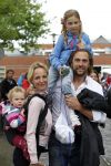 Loenen aan de Vecht 7 juni 2012
Alwien Tulner met man en kinderen tijdens avondvierdaagse.
Peter Smulders bv