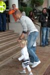 Amsterdam 4 juni 2012
Vertrek Nederlands elftal v.a. het Hilton hotel naar het EK in Oekraine en Polen.
Arjen Robben met zijn vrouw en kinderen
Peter Smulders bv