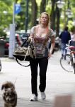 Amsterdam 8 juni 2012
Bridget Maasland met hondje op straat.
Peter Smulders bv