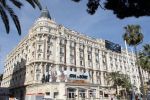 Cannes 10 mei 2012
Connie Breukhoven met haar nieuwe vriend Ben Angelier bij de strandtent van het Carlton Hotel in Cannes.
Peter Smulders bv