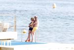 Cannes 10 mei 2012
Connie Breukhoven met haar nieuwe vriend Ben Angelier bij de strandtent van het Carlton Hotel in Cannes.
Peter Smulders bv