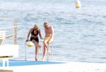 Cannes 10 mei 2012
Connie Breukhoven met haar nieuwe vriend Ben Angelier bij de strandtent van het Carlton Hotel in Cannes.
Peter Smulders bv