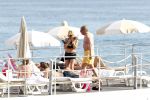 Cannes 10 mei 2012
Connie Breukhoven met haar nieuwe vriend Ben Angelier bij de strandtent van het Carlton Hotel in Cannes.
Peter Smulders bv