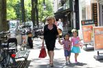 Amsterdam 25 mei 2012
Connie Breukhoven met kleinkinderen Semmy en Soraiya op de cornelis schuytstraat.
Peter Smulders bv