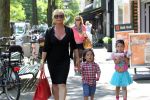 Amsterdam 25 mei 2012
Connie Breukhoven met kleinkinderen Semmy en Soraiya op de cornelis schuytstraat.
Peter Smulders bv