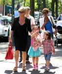 Amsterdam 25 mei 2012
Connie Breukhoven met kleinkinderen Semmy en Soraiya op de cornelis schuytstraat.
Peter Smulders bv