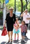 Amsterdam 25 mei 2012
Connie Breukhoven met kleinkinderen Semmy en Soraiya op de cornelis schuytstraat.
Peter Smulders bv