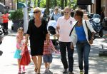Amsterdam 25 mei 2012
Connie Breukhoven met kleinkinderen Semmy en Soraiya op de cornelis schuytstraat.
Peter Smulders bv