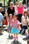 Amsterdam 25 mei 2012
Connie Breukhoven met kleinkinderen Semmy en Soraiya op de cornelis schuytstraat.
Peter Smulders bv