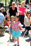 Amsterdam 25 mei 2012
Connie Breukhoven met kleinkinderen Semmy en Soraiya op de cornelis schuytstraat.
Peter Smulders bv