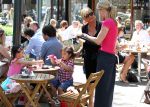 Amsterdam 25 mei 2012
Connie Breukhoven met kleinkinderen Semmy en Soraiya op de cornelis schuytstraat.
Peter Smulders bv