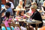 Amsterdam 25 mei 2012
Connie Breukhoven met kleinkinderen Semmy en Soraiya op de cornelis schuytstraat.
Peter Smulders bv