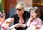Amsterdam 25 mei 2012
Connie Breukhoven met kleinkinderen Semmy en Soraiya op de cornelis schuytstraat.
Peter Smulders bv