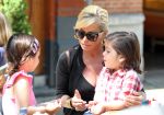 Amsterdam 25 mei 2012
Connie Breukhoven met kleinkinderen Semmy en Soraiya op de cornelis schuytstraat.
Peter Smulders bv