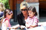 Amsterdam 25 mei 2012
Connie Breukhoven met kleinkinderen Semmy en Soraiya op de cornelis schuytstraat.
Peter Smulders bv