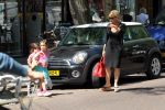 Amsterdam 25 mei 2012
Connie Breukhoven met kleinkinderen Semmy en Soraiya op de cornelis schuytstraat.
Peter Smulders bv