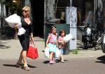 Amsterdam 25 mei 2012
Connie Breukhoven met kleinkinderen Semmy en Soraiya op de cornelis schuytstraat.
Peter Smulders bv