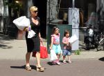 Amsterdam 25 mei 2012
Connie Breukhoven met kleinkinderen Semmy en Soraiya op de cornelis schuytstraat.
Peter Smulders bv
