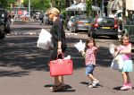 Amsterdam 25 mei 2012
Connie Breukhoven met kleinkinderen Semmy en Soraiya op de cornelis schuytstraat.
Peter Smulders bv