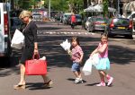 Amsterdam 25 mei 2012
Connie Breukhoven met kleinkinderen Semmy en Soraiya op de cornelis schuytstraat.
Peter Smulders bv