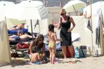 Noordwijk 26 m ei 2012
Connie Breukhoven met dochter Shanna en kleinkinderen Semmy en Soraiya op het strand bij hotel huis ter duin.
Peter Smulders bv