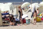 Noordwijk 26 m ei 2012
Connie Breukhoven met dochter Shanna en kleinkinderen Semmy en Soraiya op het strand bij hotel huis ter duin.
Peter Smulders bv