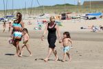 Noordwijk 26 m ei 2012
Connie Breukhoven met dochter Shanna en kleinkinderen Semmy en Soraiya op het strand bij hotel huis ter duin.
Peter Smulders bv