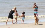 Noordwijk 26 m ei 2012
Connie Breukhoven met dochter Shanna en kleinkinderen Semmy en Soraiya op het strand bij hotel huis ter duin.
Peter Smulders bv