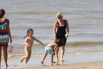 Noordwijk 26 m ei 2012
Connie Breukhoven met dochter Shanna en kleinkinderen Semmy en Soraiya op het strand bij hotel huis ter duin.
Peter Smulders bv
