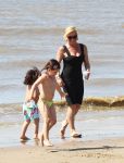 Noordwijk 26 m ei 2012
Connie Breukhoven met dochter Shanna en kleinkinderen Semmy en Soraiya op het strand bij hotel huis ter duin.
Peter Smulders bv