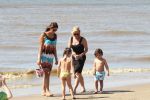 Noordwijk 26 m ei 2012
Connie Breukhoven met dochter Shanna en kleinkinderen Semmy en Soraiya op het strand bij hotel huis ter duin.
Peter Smulders bv
