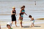 Noordwijk 26 m ei 2012
Connie Breukhoven met dochter Shanna en kleinkinderen Semmy en Soraiya op het strand bij hotel huis ter duin.
Peter Smulders bv